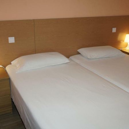Hostal La Pared Torres de la Alameda Bagian luar foto